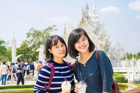 旅游妇女在寺庙里旅行喝冰咖啡, 旅游的人