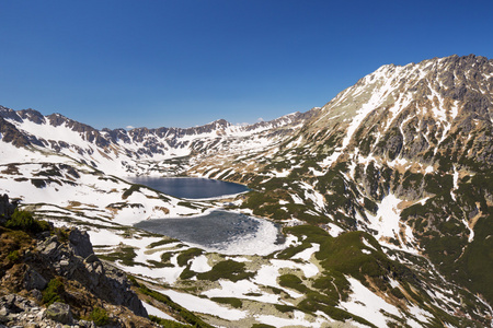 五湖谷在波兰 Tatra 山脉在春天