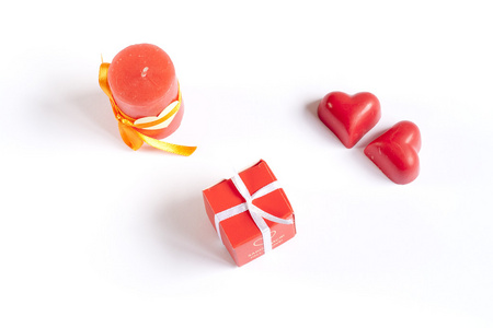 情人节礼物 红色心形巧克力和白色背景上的蜡烛