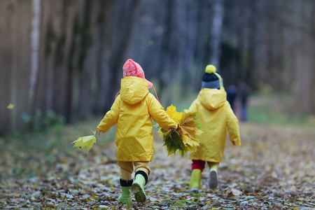 孩子们在秋季公园散步