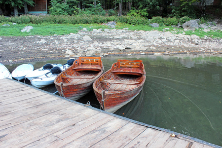 木船拴到码头
