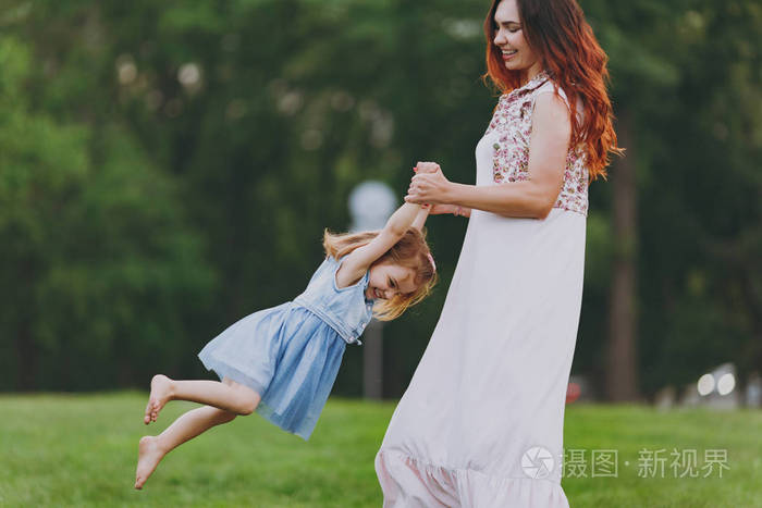 妈妈小女儿母亲节 爱家庭 亲子 童年概念