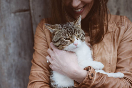 猫和室外的女人