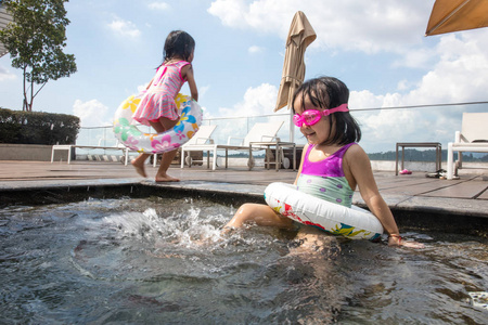 亚洲的中国妹妹在室外游泳池 plyaing