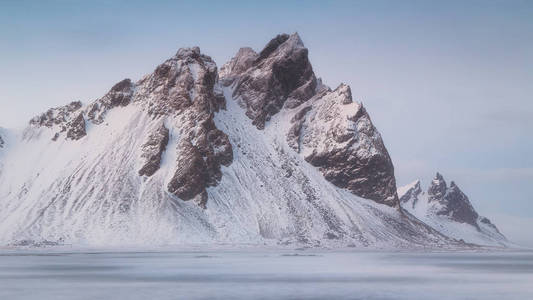 Vestrahorn 和 Brunnhorn 山从 Stokksnes 在冰岛