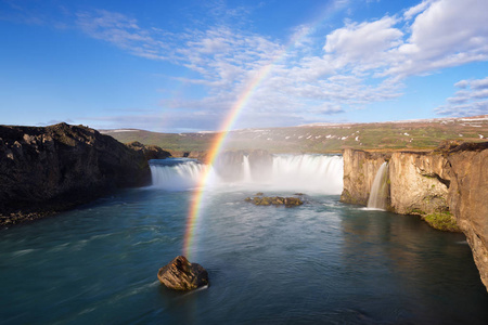 Godafoss 瀑布和彩虹。在冰岛，欧洲的夏天景观。阳光明媚的早晨