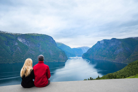 Sognefjord 全景。旅游情侣欣赏海湾和山脉的美丽景色