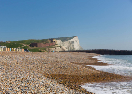 西福德海滩与波浪和白垩峭壁在背景东部苏塞克斯英国