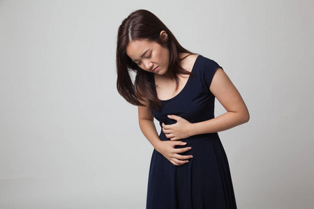 年轻的亚裔女子胃疼图片