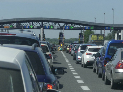 克拉科夫, 波兰2018年5月5日 在克拉科夫和布拉格之间的收费公路上的汽车。在波兰收费公路上的旅费支付