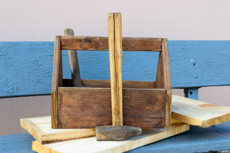 老式工具箱的工具。旧木箱用建筑工具, 木板修理在一个木凳上。木匠工具箱。旧的工作工具