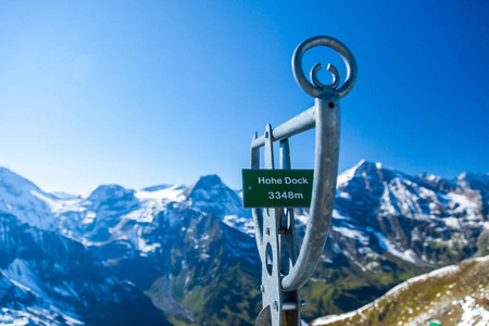 奥地利大格洛克纳山高山公路沿线阿尔卑斯山的信息标志和景观