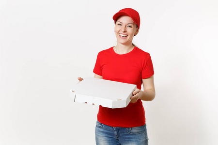 送妇女在红色制服被隔绝在白色背景。漂亮的女性在帽子, t恤, 牛仔裤工作作为信使或经销商持有意大利比萨饼在纸板 flatbox。