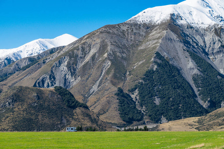 风景秀丽在城堡小山附近与城堡山山顶在背景位于新西兰的南海岛