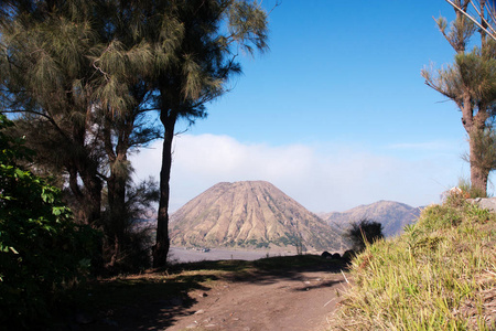 装载溴，活跃的火山与清澈的天空在印度尼西亚东爪哇的国家公园