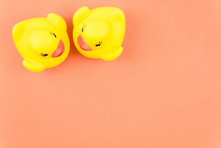 对孤立在彩色背景，爱情观的黄色橡胶鸭子