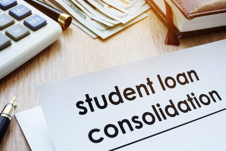 学生贷款合并表格在办公桌上
