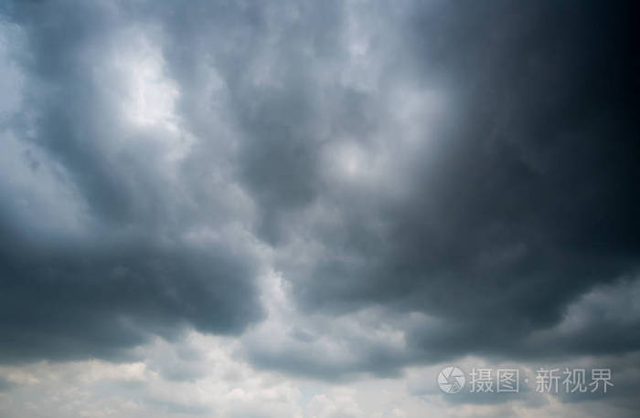 黑暗的乌云与背景,雷雨前的乌云