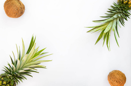 热带水果概念。白色背景的菠萝和椰子。创意平躺, 顶视图设计