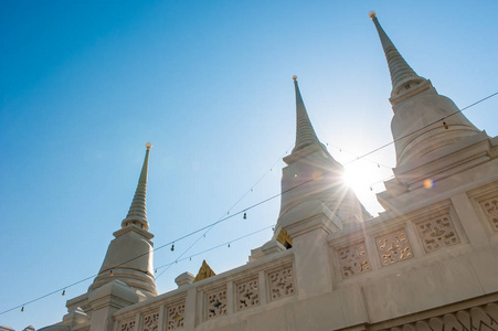 白塔 在 Wat Asokkaram 在泰国的沙没巴干省著名白塔