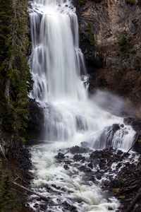 在加拿大不列颠哥伦比亚省惠斯勒村附近风景秀丽的卡拉汉山谷中, 亚历山大瀑布的长时间曝光