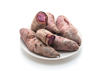 紫色红薯孤立在白色背景上