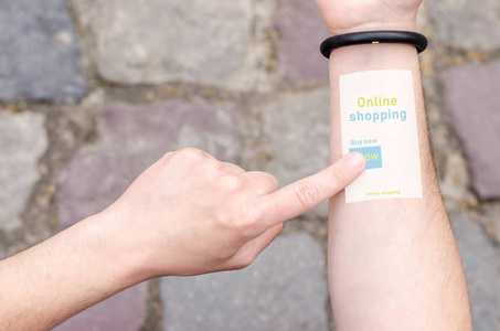 食品配送订单在线食品杂货可穿戴投影手镯智能手机上人手隐形技术创新未来理念