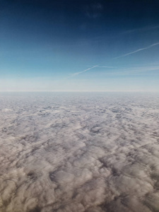 从飞机上拍摄的照片, 上面有云的景色