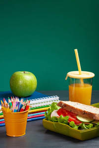 新鲜三明治和苹果为健康午餐在塑料午餐盒