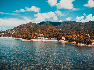 美丽的海景海滩和大海, 在苏梅岛的蓝天上的许多树和白云, 度假和旅游