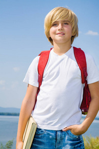 室外的漂亮男孩