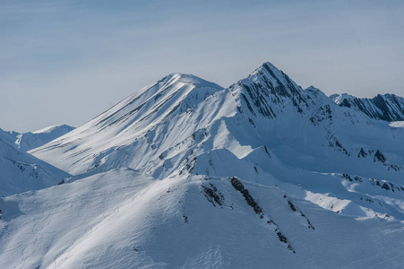 下雪的冬天山区太阳的一天。格鲁吉亚从滑雪场 Gudauri