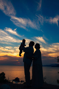 家庭及儿童的背景设置太阳和大海的剪影