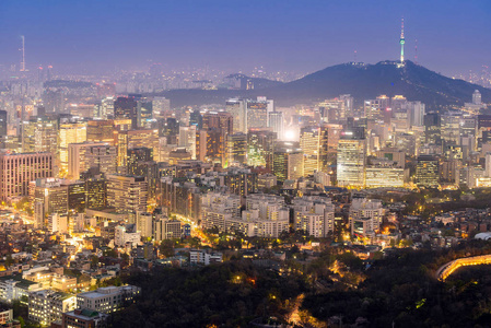 首尔城市景观与韩国首尔塔的空中日落和夜景
