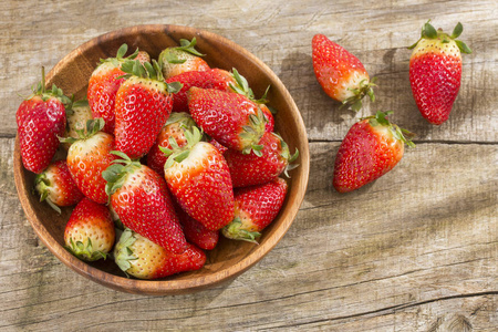 木碗新鲜有机草莓草莓