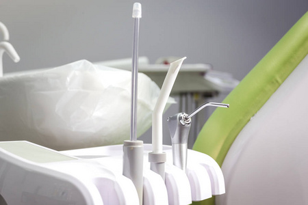牙科工具在白色背景的顶部视图。口腔 医学