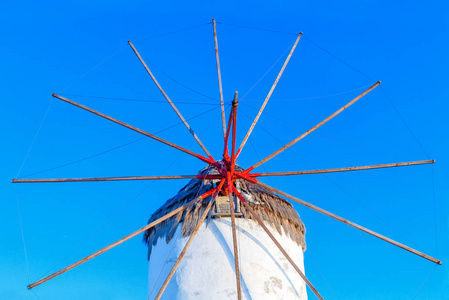 传统的白色风车在 Greecel。前视图