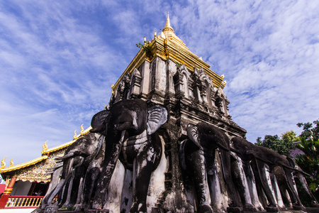 古老的庙宇，美丽的天空，清曼寺在清迈，Thaiand