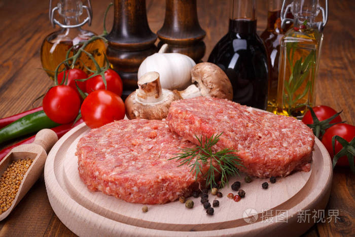 未煮熟的汉堡肉与香料