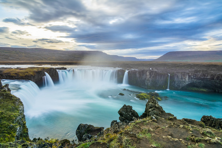 在冰岛的惊人 Godafoss 瀑布。