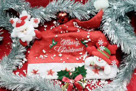 帽子包含圣诞快乐, 雪人, 钟声, 圣诞老人, 雪, 所有放置在一个红色的背景