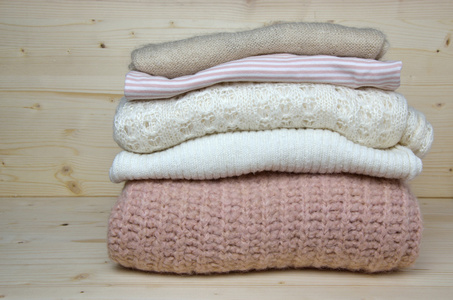 堆的粉色和白色羊毛衫