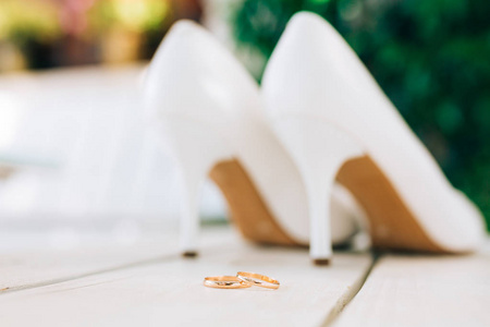 结婚戒指和婚礼鞋新娘