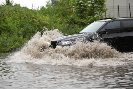 Aquaplaning 车辆快速驶过淹水道路