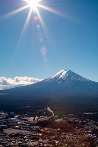 在冬天的富士山, 像星星一样的太阳美丽的天空与镜头耀斑在河口