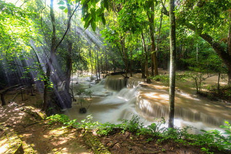 在森林深处，泰国淮梅卡敏瀑布
