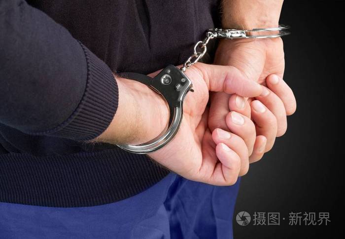 被捕的男子被戴上手铐照片-正版商用图片0oxag6-摄图新视界