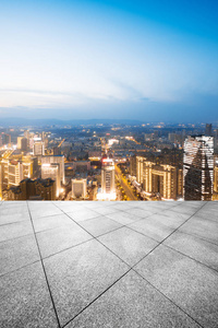 城市景观和美丽夜景的重庆视图从空的沥青路面上