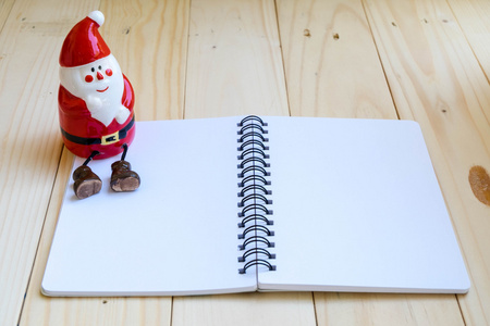 圣诞老人和空白笔记本