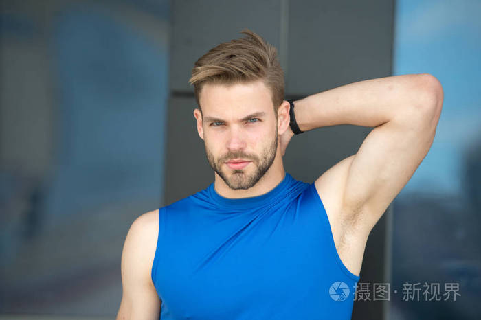 男人对他的止汗剂有信心.运动员在训练以后高兴与止汗剂.
